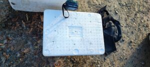 発泡スチロール箱にドリルで空気穴を空けた様子の写真